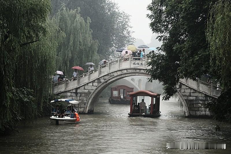 看到“烟雨渡船传笛曲”，我脑海里立马浮现出下联“云霞古寺绕钟声”。
上联描绘出一