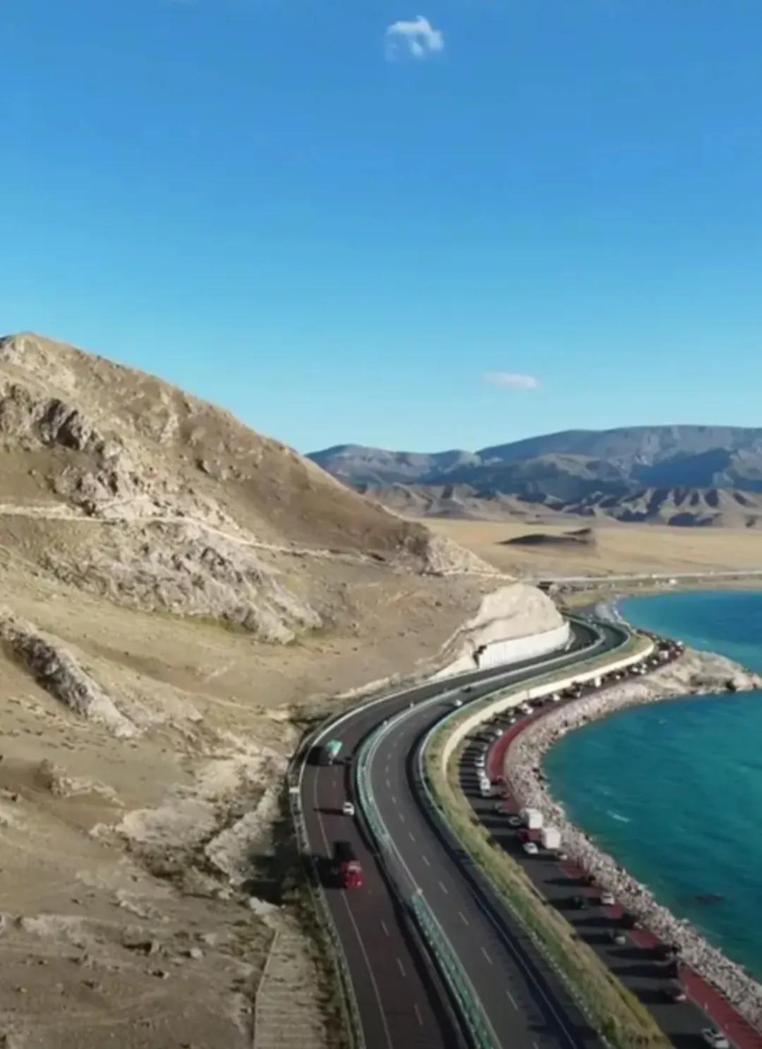 在祖国西北的边陲，有一片宛如梦幻的湖泊——赛里木湖。
你可能想不到人们会说，赛 