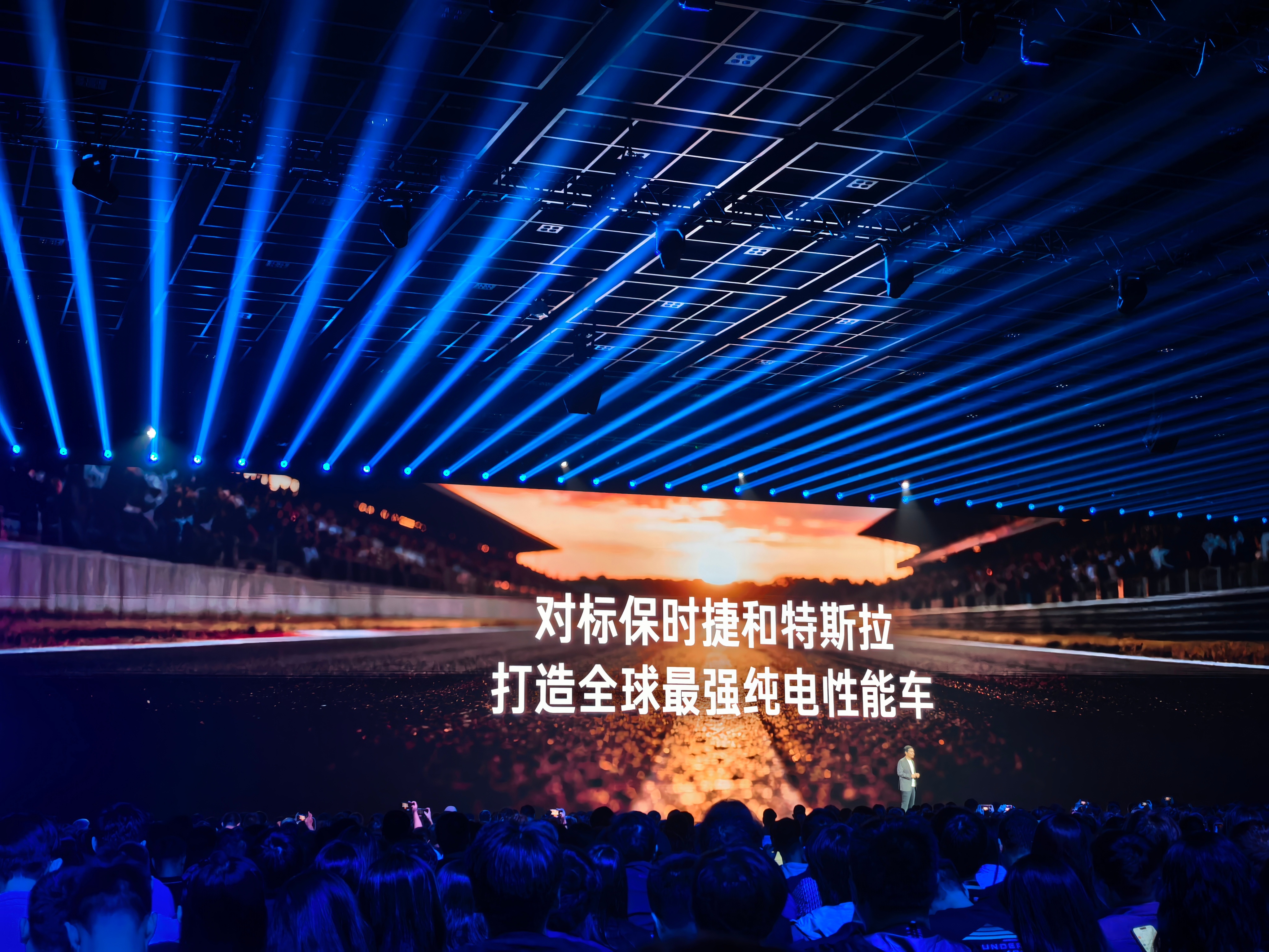 雷军年度演讲三年了，小米汽车终于兑现梦想！SU7 Ultra纽北创纪录，YU7也