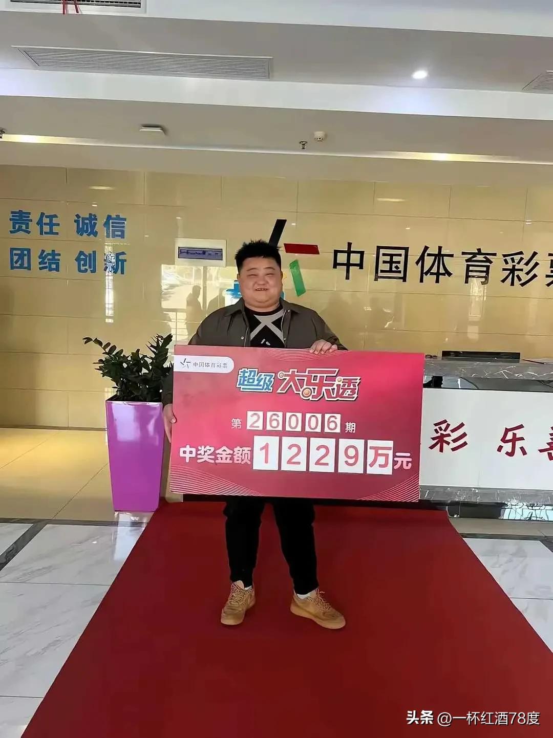 不得不佩服这小伙子的胆量太大了，敢露脸出镜，这可是1000多万呢，
你让你的朋友