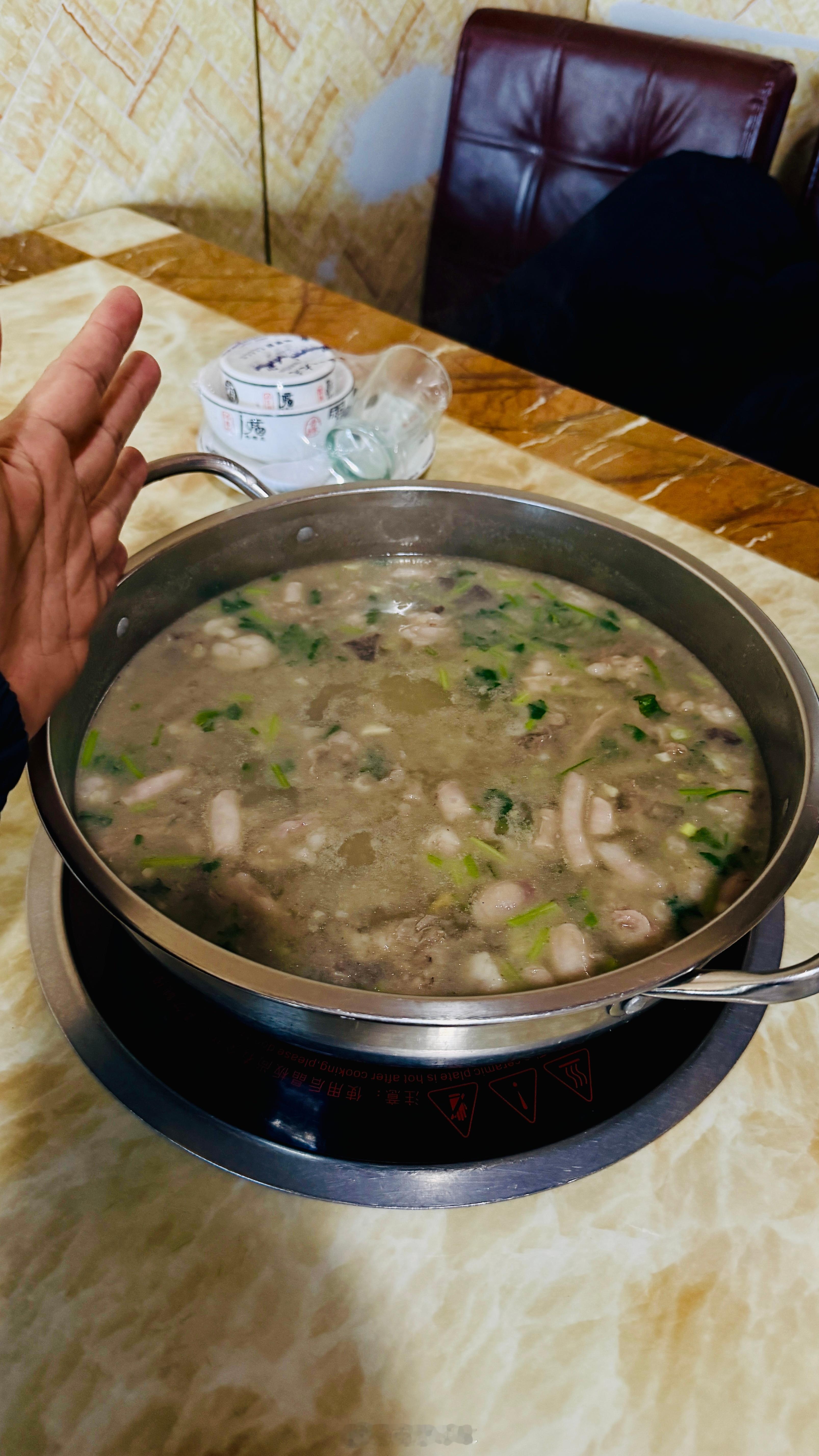 杜尔伯特蒙古族自治县的菜量！羊杂一盆28元，馅饼4张20元，碗筷加起来50元，吃