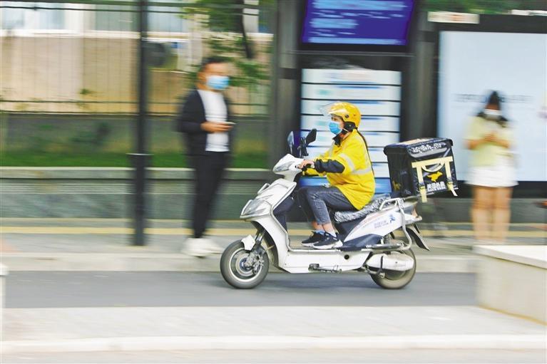 满大街女骑手女司机，真不是什么“女性崛起”
昨晚叫滴滴，来了一女司机。四十来岁，