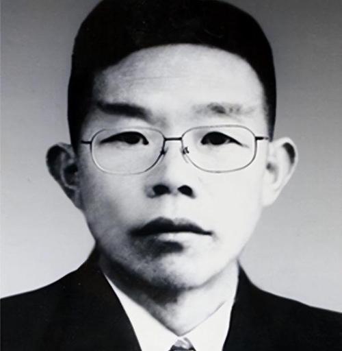 他曾任红军最高指挥，去苏联后神秘失踪，建国后毛主席仍不忘寻找！
 
麻烦看官老爷