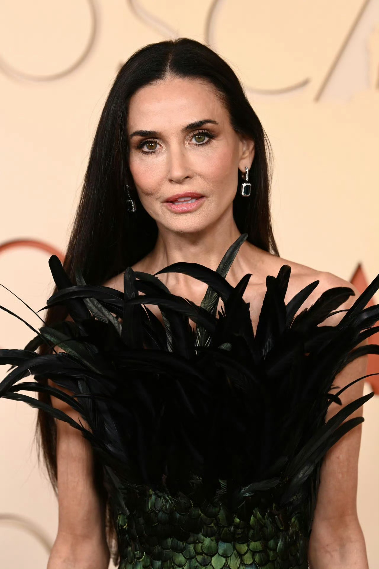 Demi Moore Gucci孔雀绿羽毛长礼服第98届奥斯卡颁奖礼红毯 
