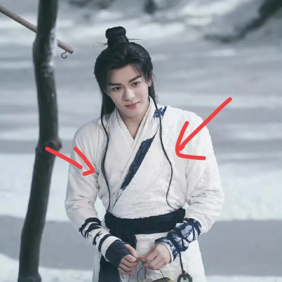 不是！为什么要给曾舜晞，搞两捋又长又细的头发丝在前面啊，看上去很怪。

《七夜雪