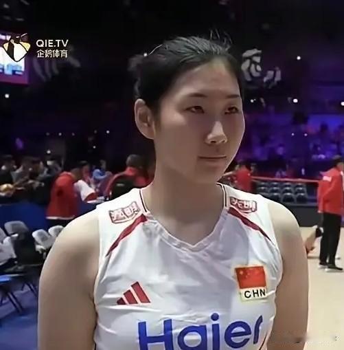 低调实在的李晨瑄！输给意大利女排后，砍下全队最高分的小将李晨瑄，在赛后混采区接受