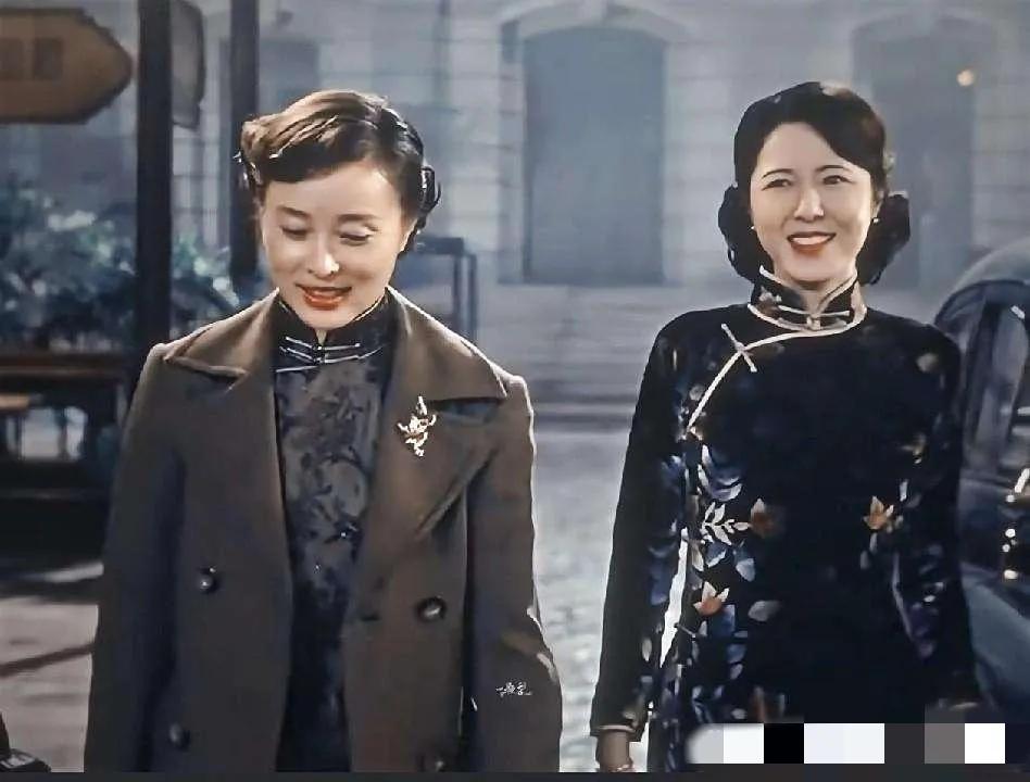 53岁的吴越与49岁的曾黎同框：吴越皮肤紧致，笑容甜美，气质清甜，秀韵多姿；曾黎