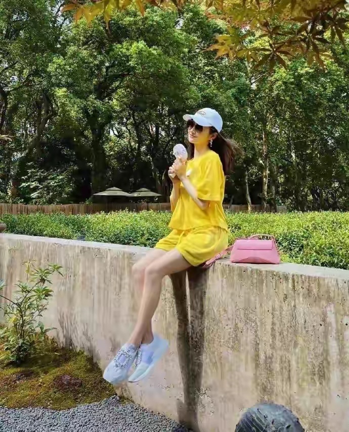 夏日元气天花板！景甜亮黄T恤私服太治愈，清爽减龄氛围感拉满 