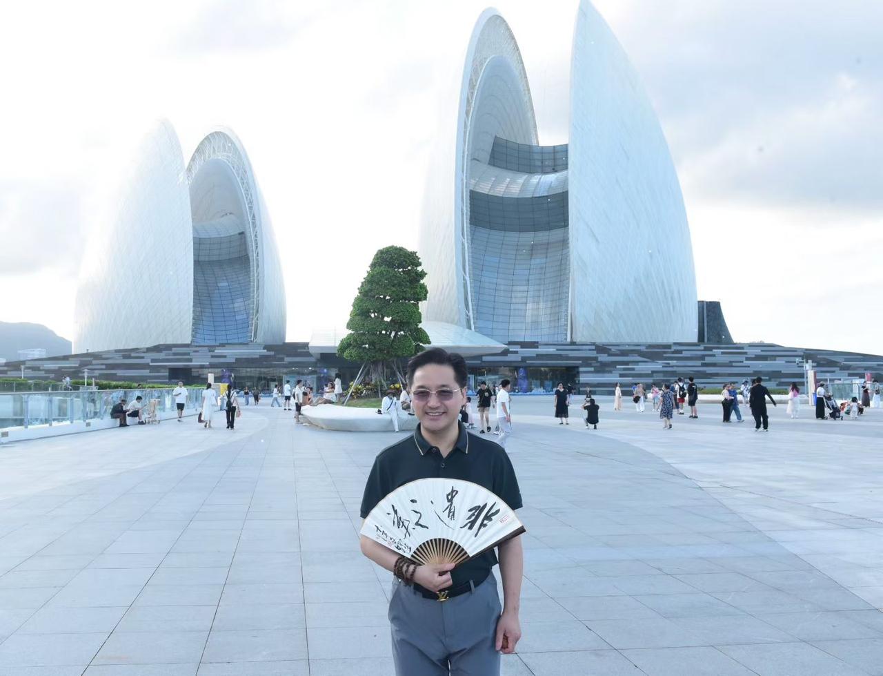 珠海，再见！正如骆一禾在《海子生涯》中借引的一位东欧诗人的话：“他是第一个人向我
