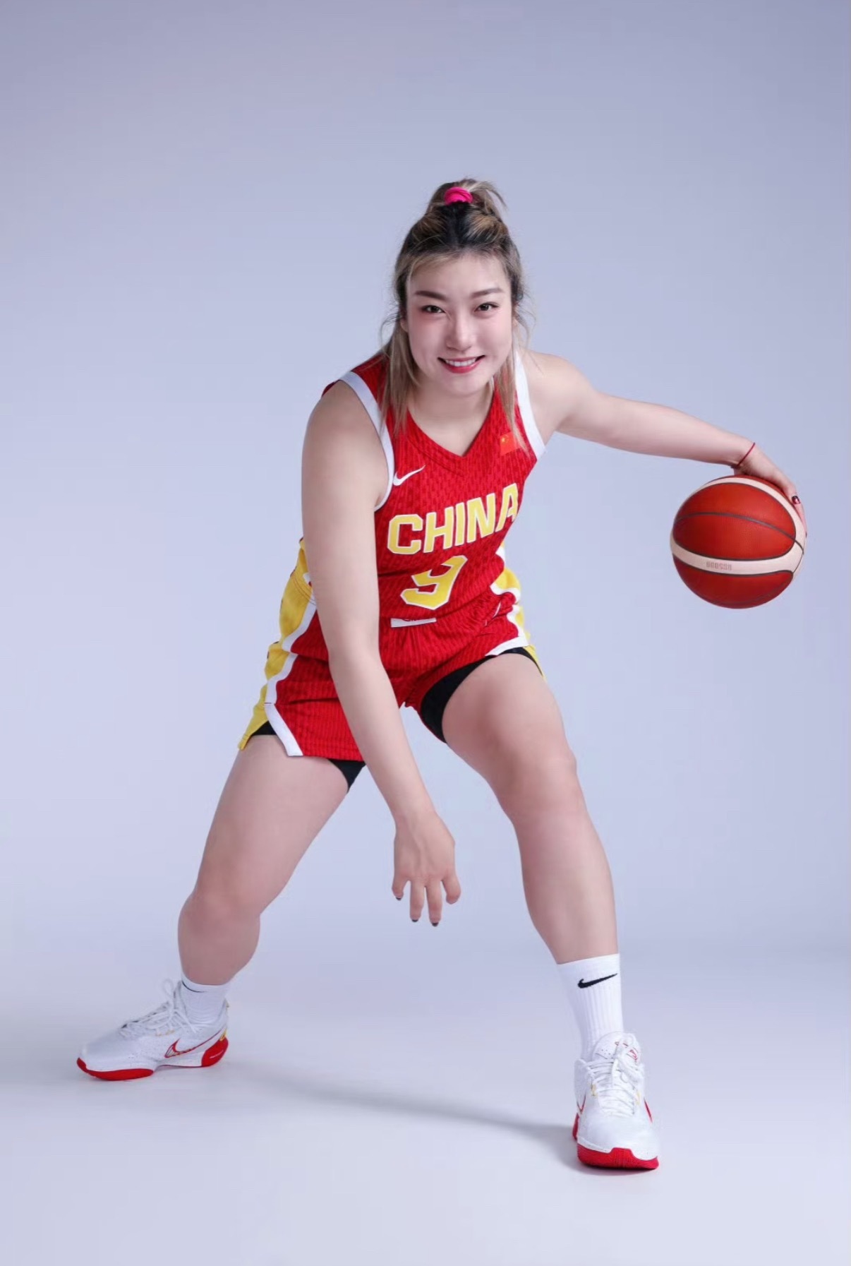 女篮国手李梦发视频官宣加入Project B。Project B是一个预计明年1