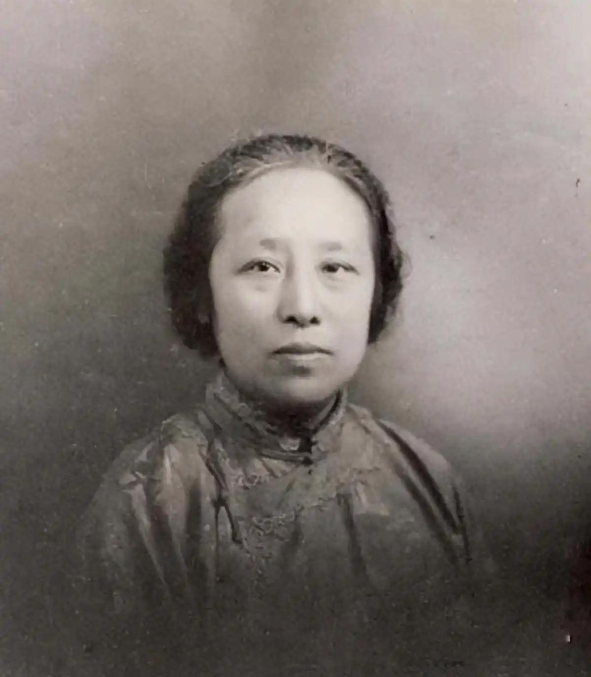 1942年，一艘破船在南海上漂了好几天，船上坐着一个64岁的老太太。突然，远处驶
