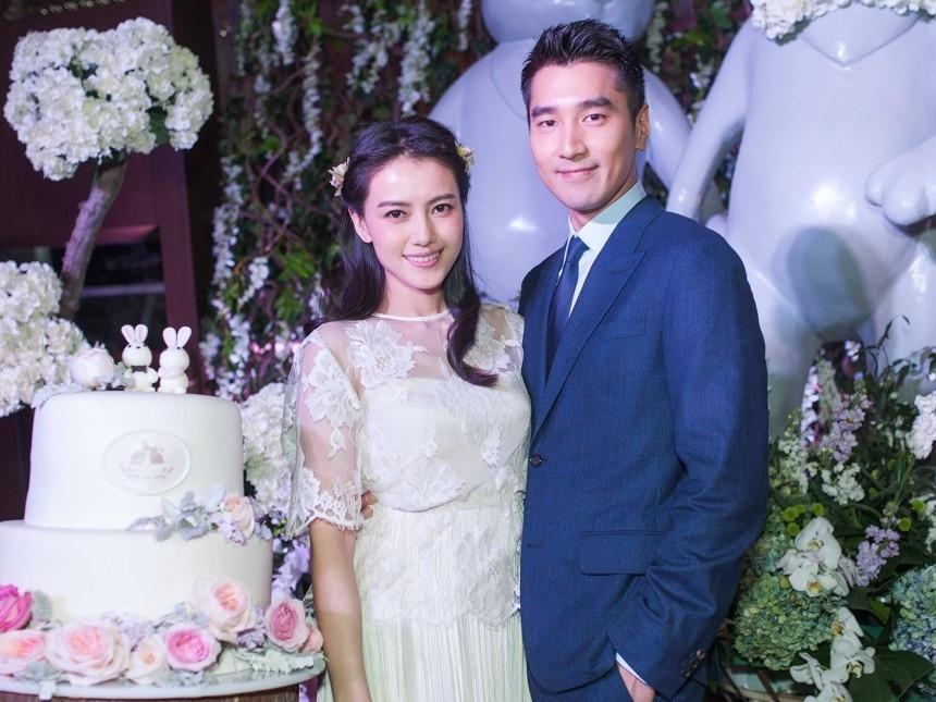 被粉丝当众表白老婆，赵又廷一句话封神：最好的婚姻从不用秀
 
娱乐圈从不缺轰轰烈