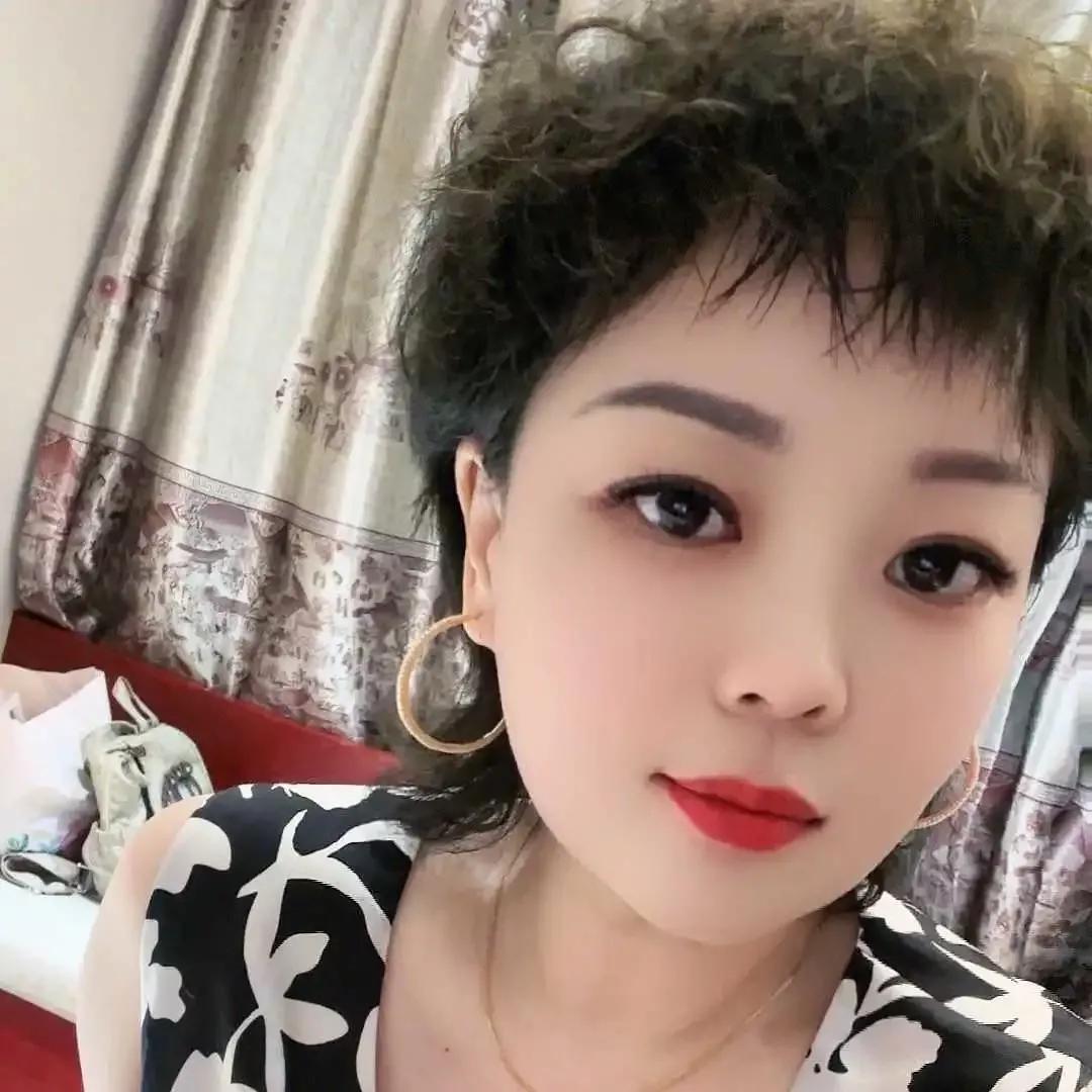 我和老公结婚十多年了，属于老夫老妻了，虽然日子过得很平淡，有时候也会厌倦，但我们