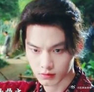 #去世的爸妈鼎强惨的他# 平心而论，何与长得很普啊。。。完全没有百里东君好看，到