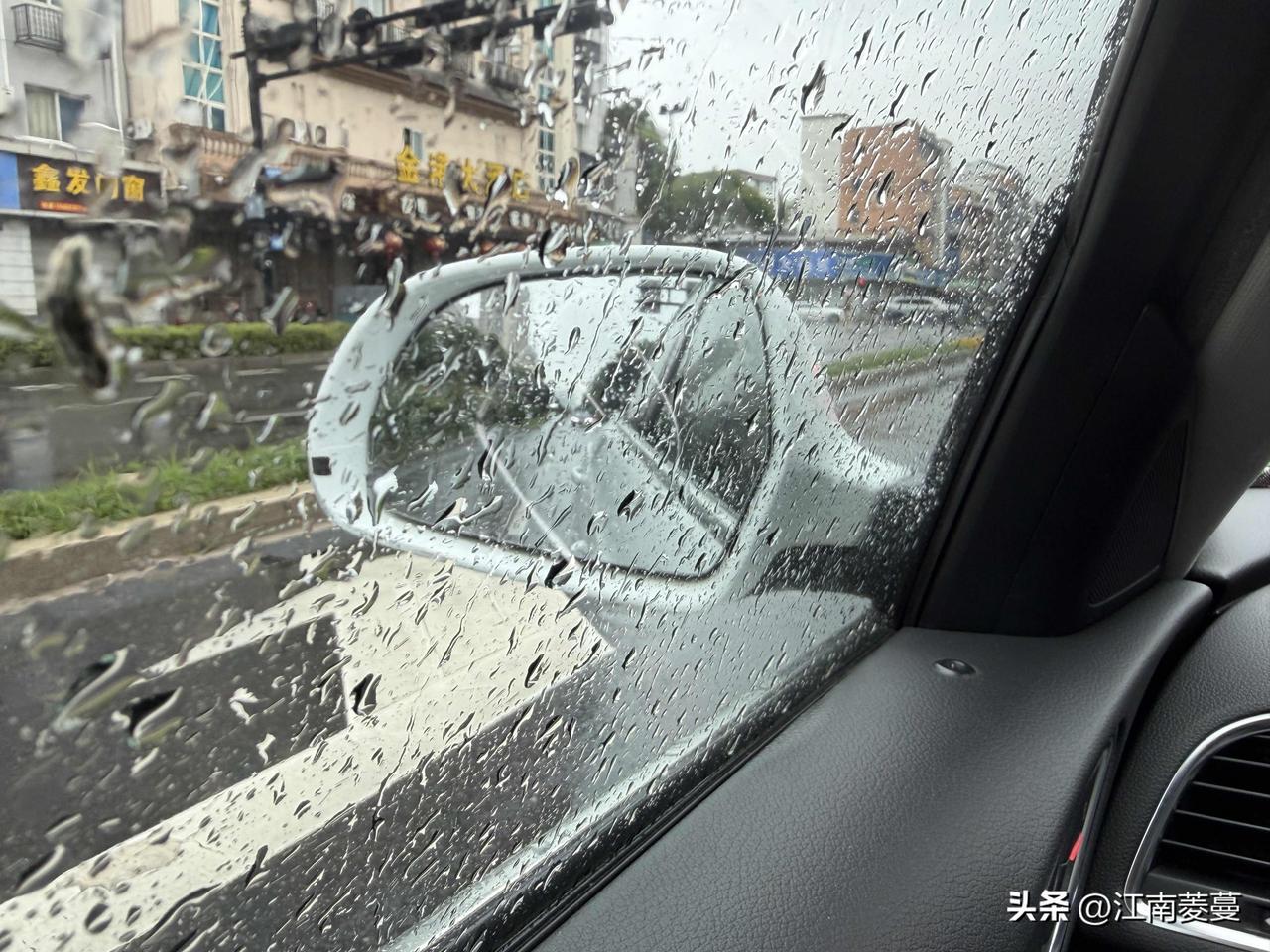 浙江梅雨季如约而至，空气裹着湿意，雨丝连绵不休。湖山笼薄雾，青苔爬满阶，听檐下滴