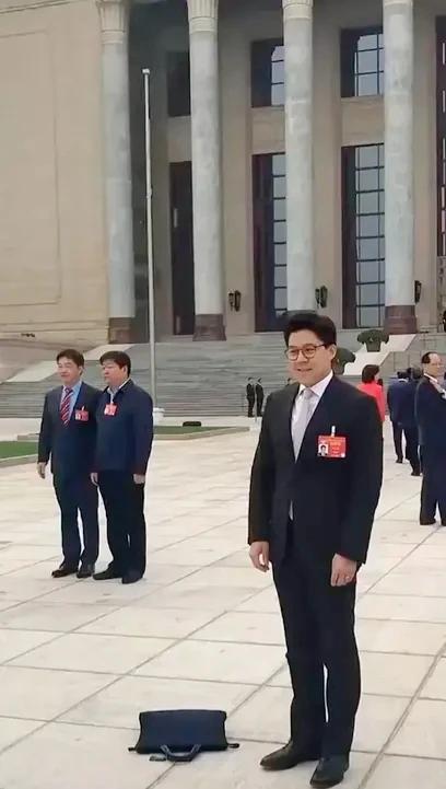 霍启刚真的有种大智若愚的憨憨相。
不要说郭晶晶高攀了霍启刚，
也不要说霍家娶了个