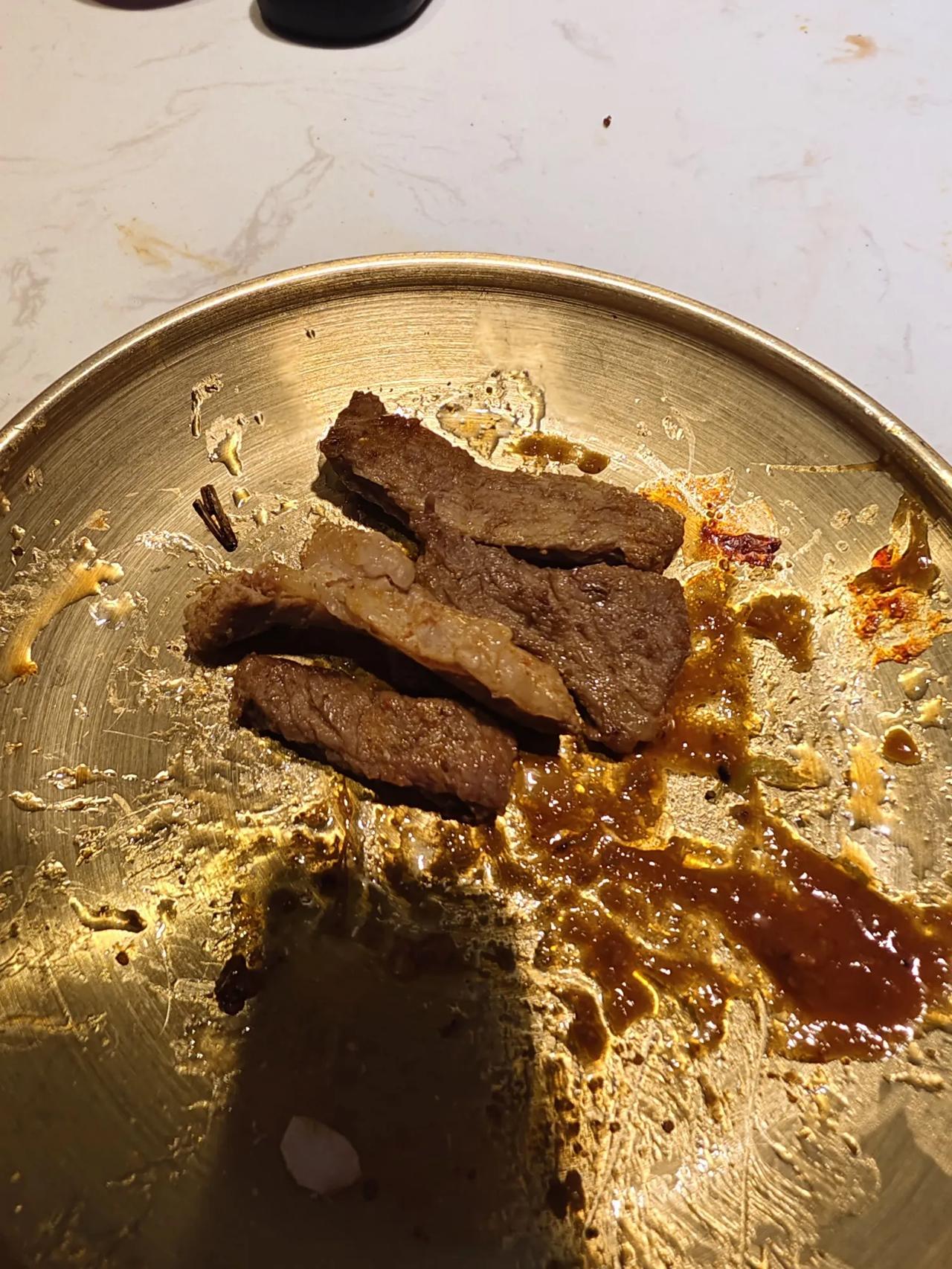 在华联的三楼，商场停车方便
[薄荷]环境:店面不算太大，基本都是四人台，座位还算