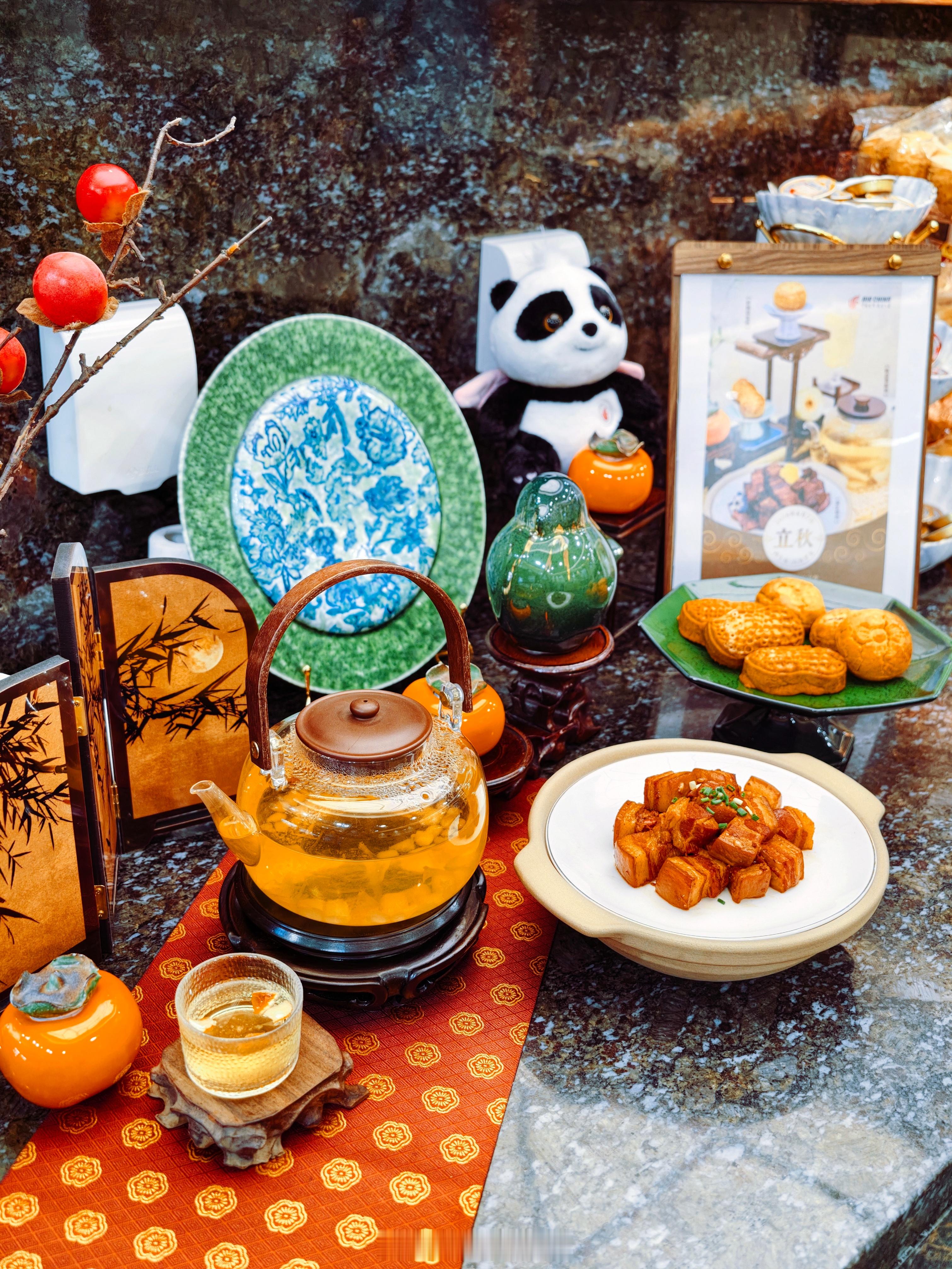 今天立秋啦～托国航的福贴秋膘，吃上红烧肉和十几年没吃过的全聚德烤鸭了出走北京一星