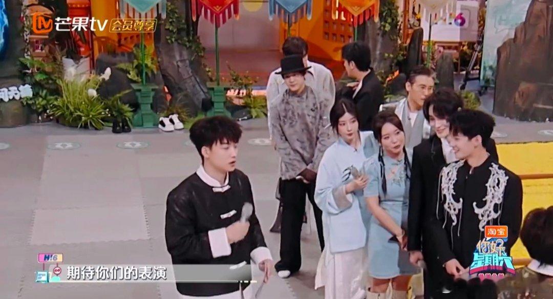 丁程鑫青春版回眸一笑丁程鑫回眸一笑红温了快来看丁程鑫的回眸一笑，青春版太让人陶醉