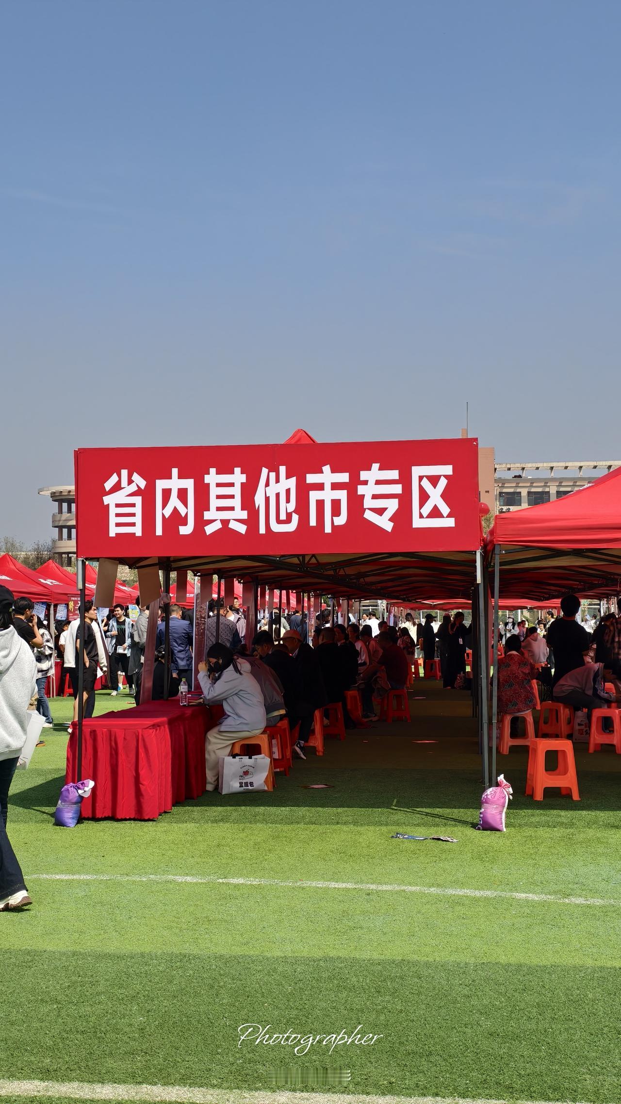 2026年4月12日，正值春和景明，德州学院体育场上人头攒动，热闹非凡。由学校主