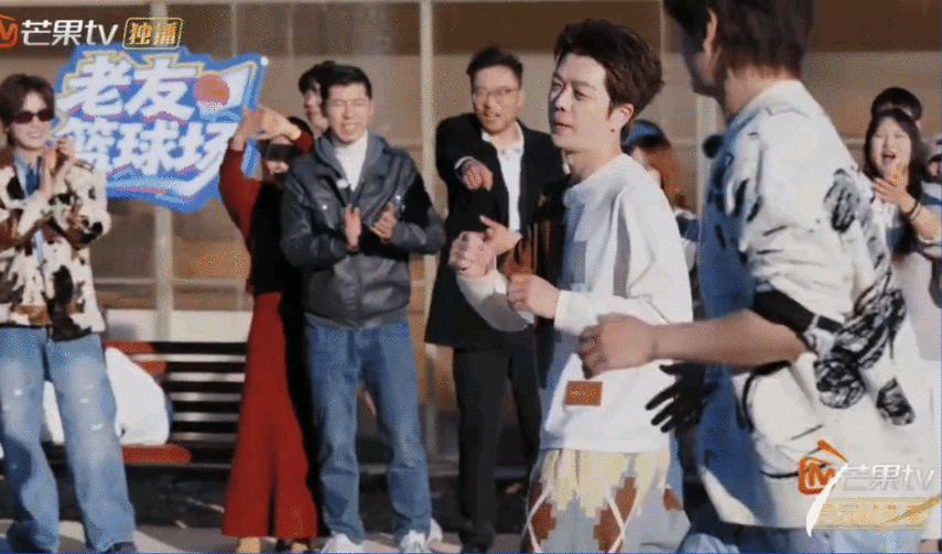 王栎鑫热血男大王栎鑫一跑起来，青春感扑面而来，这才是真正的热血男大快乐老友记收官