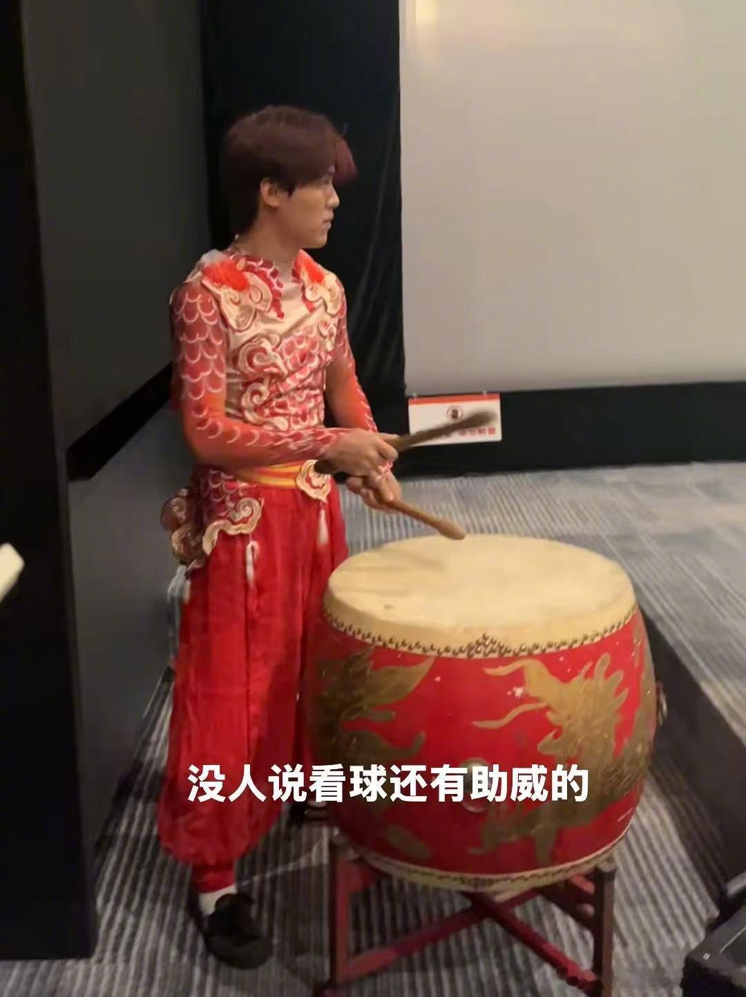 比川剧先变脸的是看球赛的我 紧张焦灼的比赛牵动着所有人的情绪，心态反复横跳阴晴不