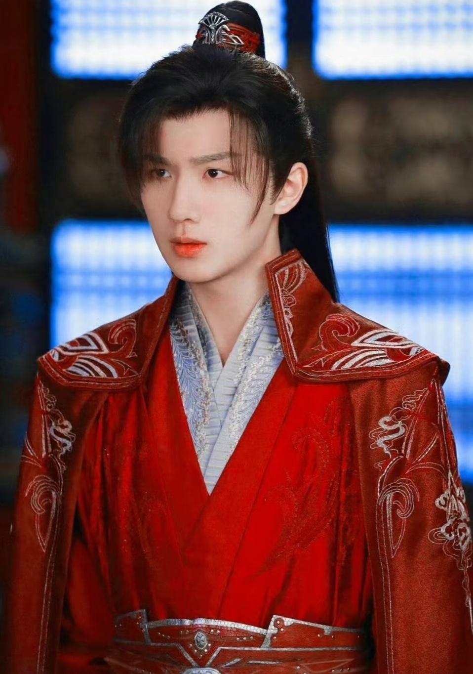 lhy李宏毅萧瑟 

“不似玫瑰何惧凋零  不似凡人何惧恶意” 𝒩𝓸𝓉 ?