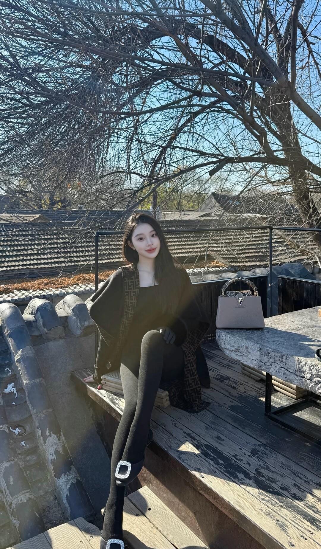 冬日暖阳下的韩服少女，古风与现代的完美融合。