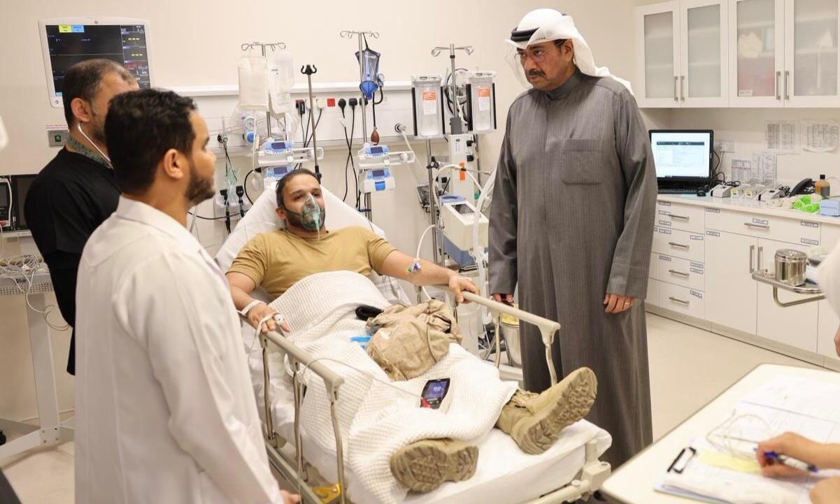 科威特埃米尔致歉并探望美军飞行员 美军飞行员听说后鞋子都来不及脱赶紧套上呼吸机 