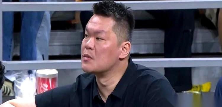 CBA季后赛12进8的广东德比开打了，原本以为是经验老到的“老大哥”稳拿把掐，结