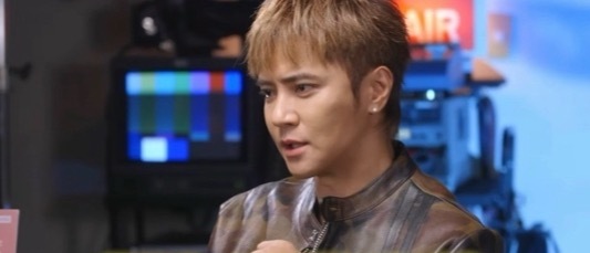 1. 六字致歉见态度，直面过往亦是一种成长。2. 不回避争议，用简洁回应释怀中过