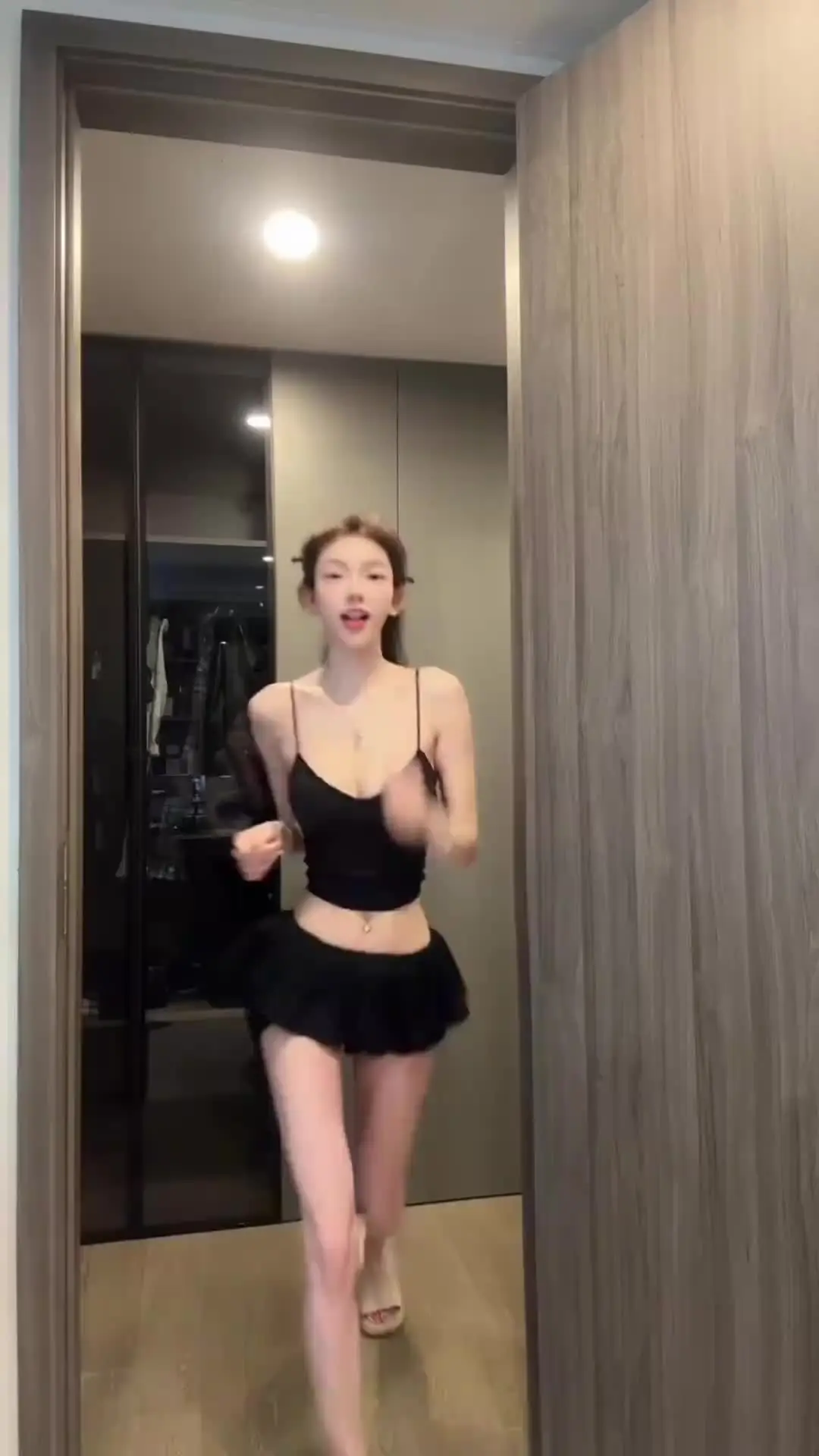 大长腿美女 完美身材 凹凸有致 小蛮腰扭起来 大长腿