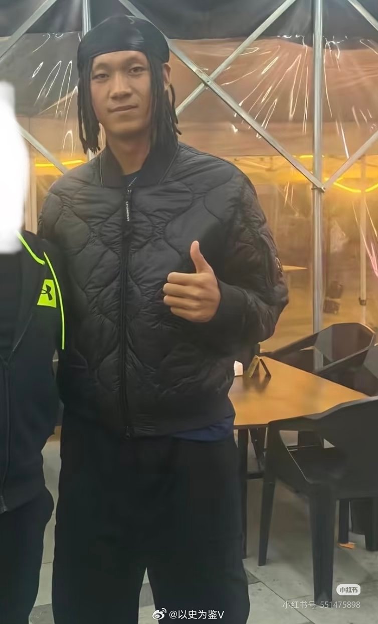 川超球员飞踹裁判全国禁赛5年查了一下这个球员，从履历上看还是很优秀的；日火瓦体，