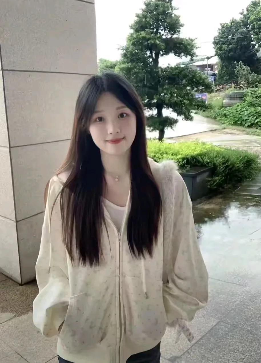 在人生的旅途中，我一直在寻找那个能让我依靠的肩膀。我梦想中的他，成熟稳重，大我十