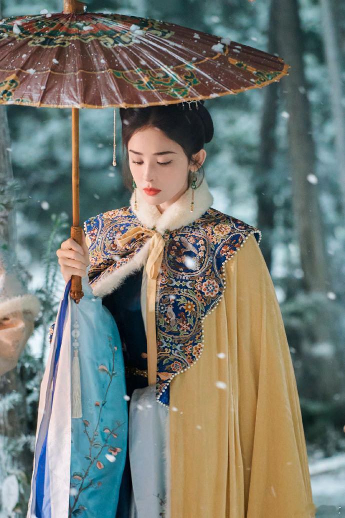 娜扎新剧看我不爽就看我爽 娜扎的荣善宝气场直接两米八！荣府主理人的身份加持，智慧