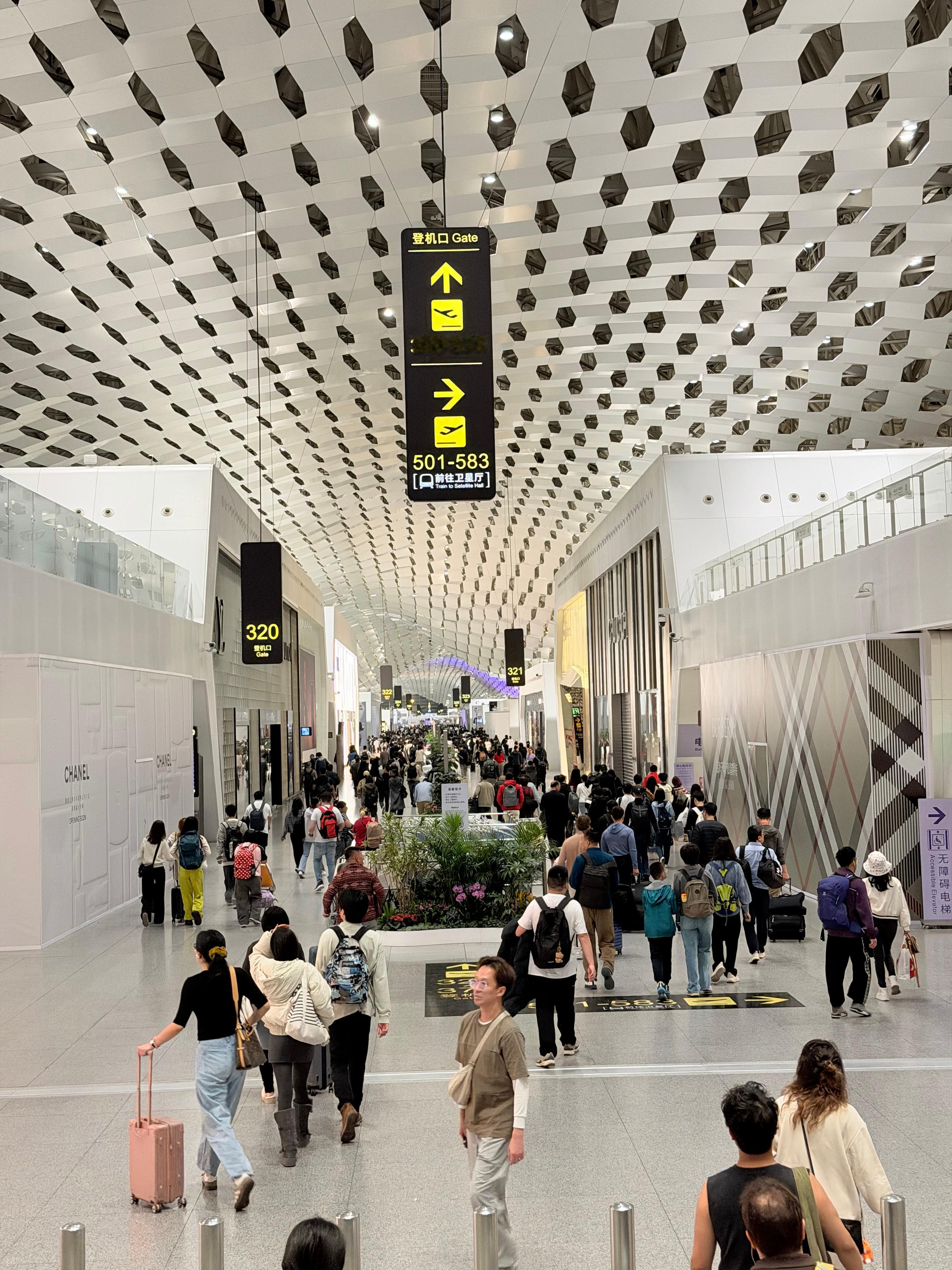 早上6点的深圳宝安机场堵车是真的堵车想想几天是周六还如此堵车还好司机师傅给力不小