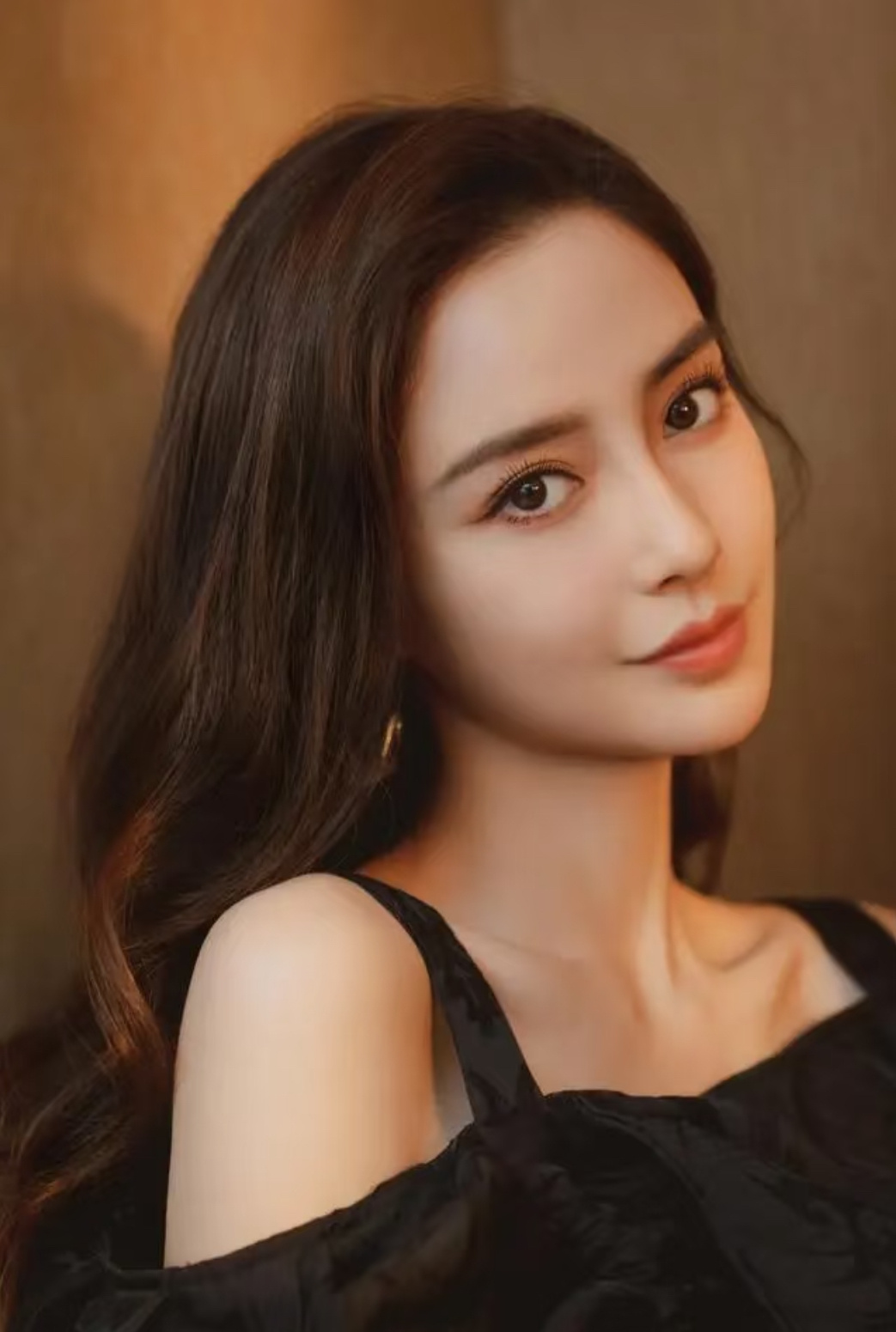 Angelababy强忍眼泪Angelababy与粉丝道别时眼眶含泪但强忍未落，