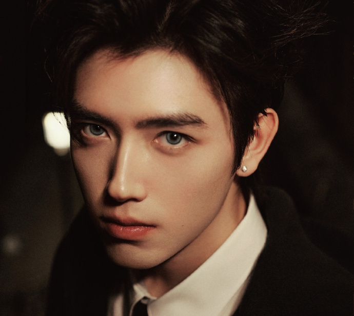 陈飞宇异瞳返场 谁懂异瞳带来的宿命感！单边耳钉冷感拉满，白衬衫禁欲、黑外套慵懒，