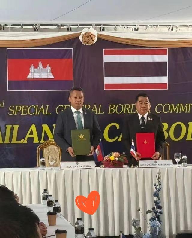 签了，泰国不打柬埔寨了

当地时间12月27日，在泰国和柬埔寨的边界总委员会第三