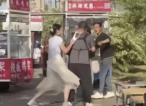 裤头姐凭借自己的贴身碎布一举出名，这做法可谓是光宗耀祖了，如果当年上学的时候有这
