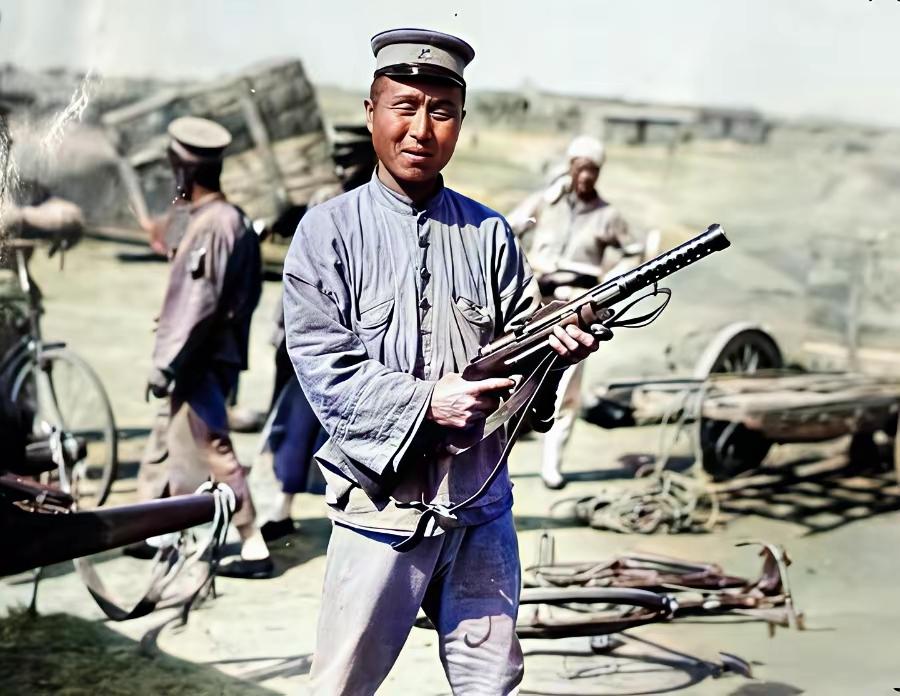 民国时期，德国造MP18冲锋枪被称为花机关枪。它因枪管外多孔散热套筒得名，川军叫