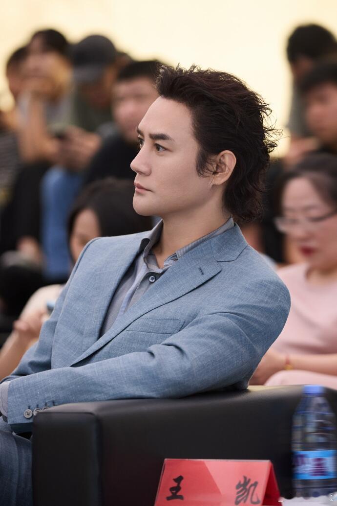 王凯两年后一出手就是daddy级别 王凯两年沉淀后带着微卷长发新造型回归，从国民