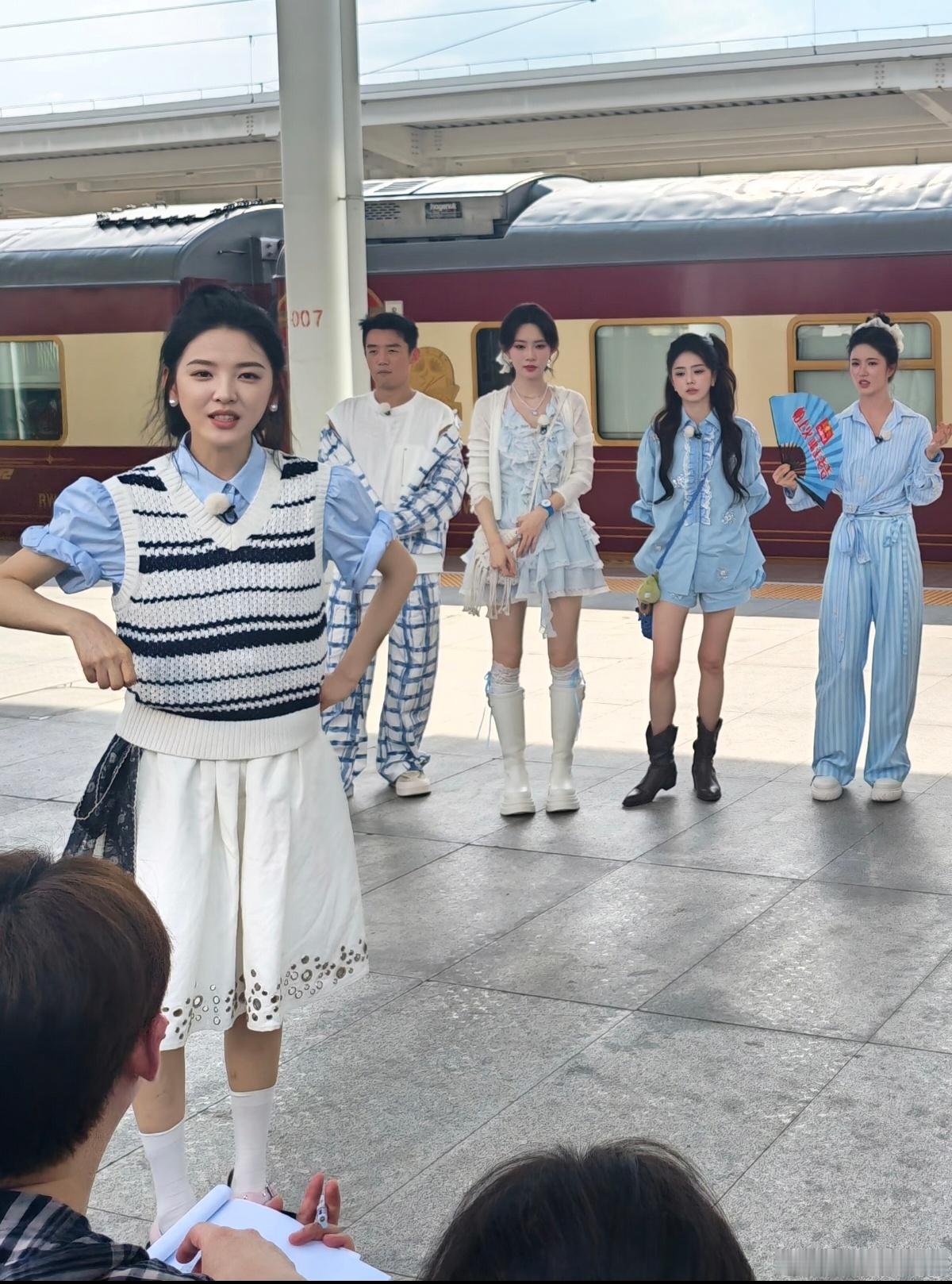 白鹿孟子义章若楠刘些宁跑男同框感谢分享楠楠，7.24叫上好朋友来看想你了 