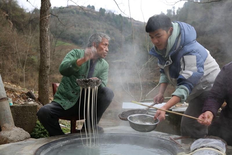 你们喜欢吃红薯粉条吗?喜欢，我是农村的。我还跟我妈妈一起做过红薯粉呢。