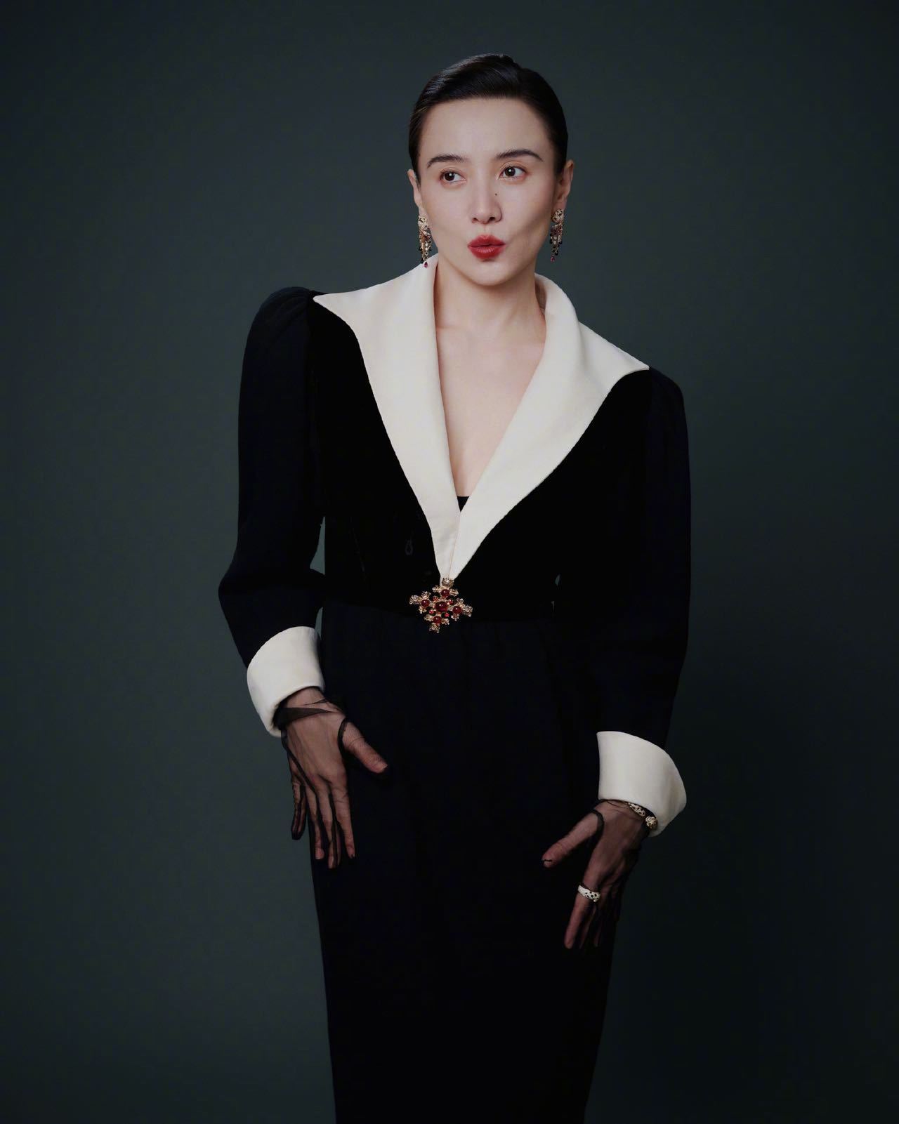 宋佳穿了40年前的古董礼服时尚灵感解读当下的时尚圈被流水线潮流堆满而沉淀多年的老