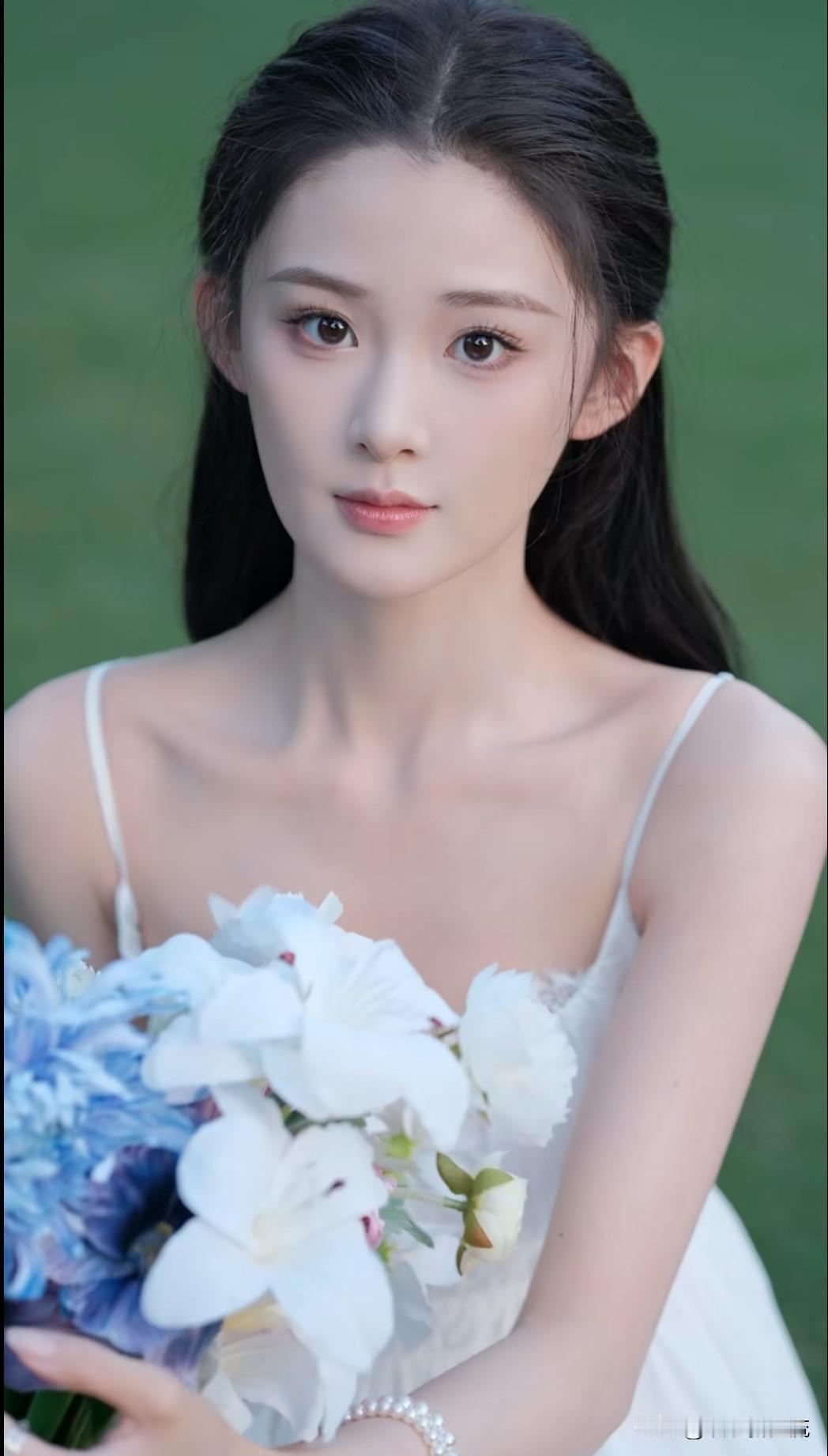 短剧演员吉舒亦，唯美写真曝光，扑面而来的清纯感，2000年她出生于河南安阳，毕业