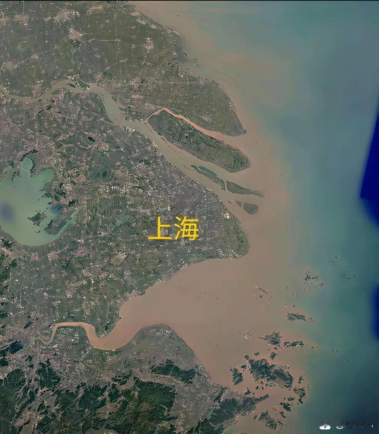 上海本来就是冲积滩涂形成的陆地，她不靠海滨旅游资源，不光上海，往北的江苏和往南的