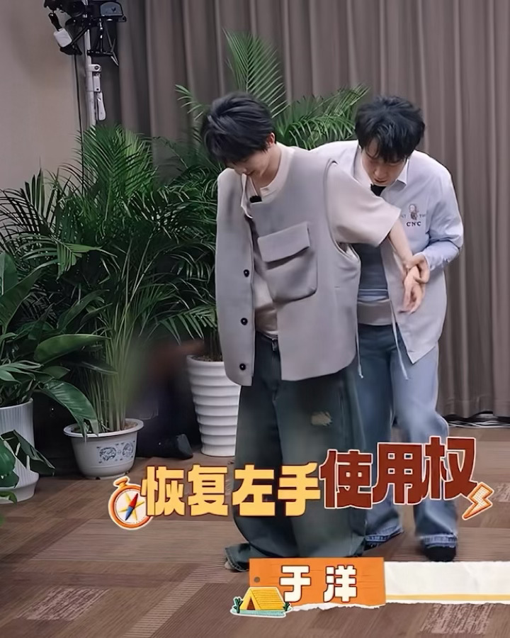 笑吐了 手一松那裤子直往下掉 啊哈哈哈哈哈哈哈哈哈哈哈哈哈哈哈哈哈哈哈哈哈哈哈哈