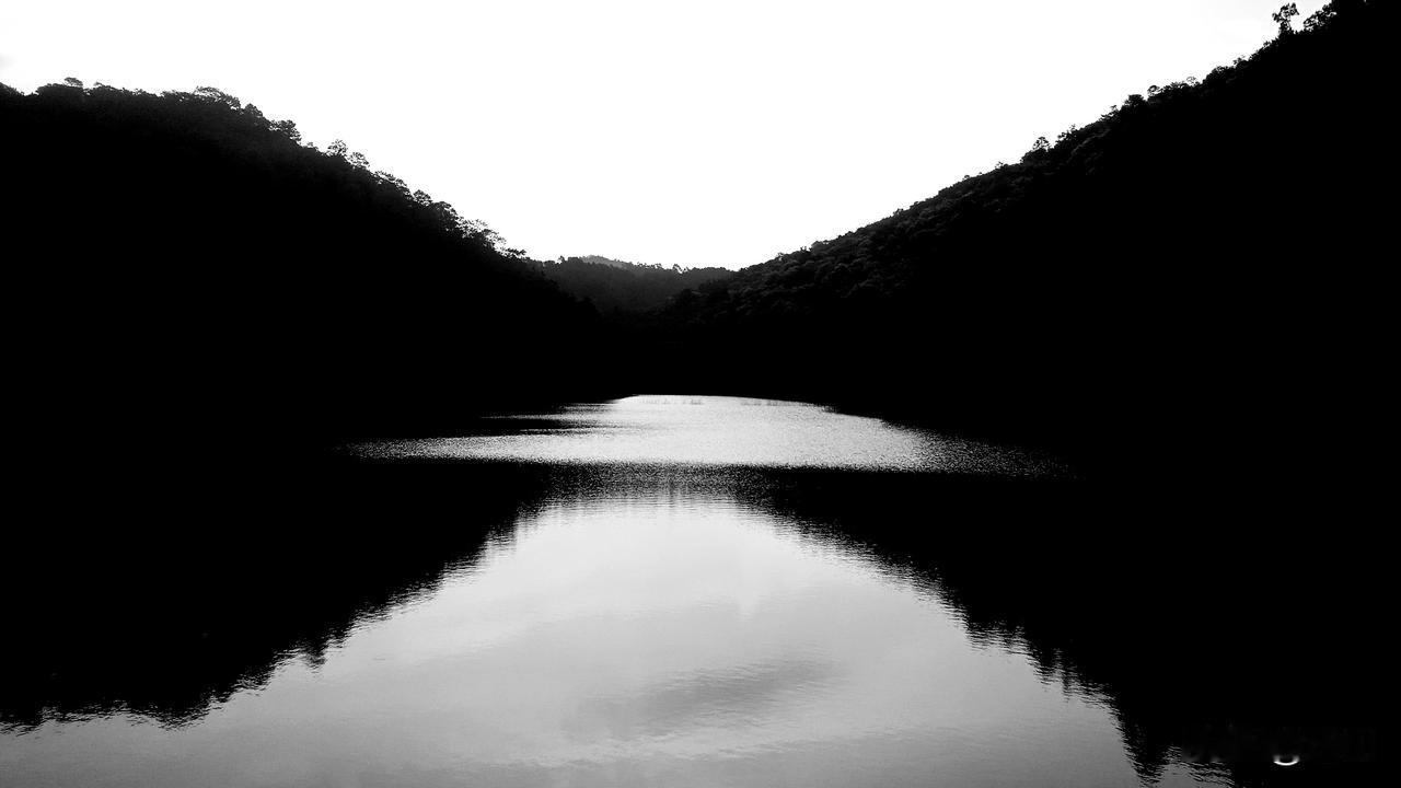 那个年代，姑父饿，偷吃瓜，成劳改犯，吃了10年牢饭。10年后，姑父习惯了劳改生活