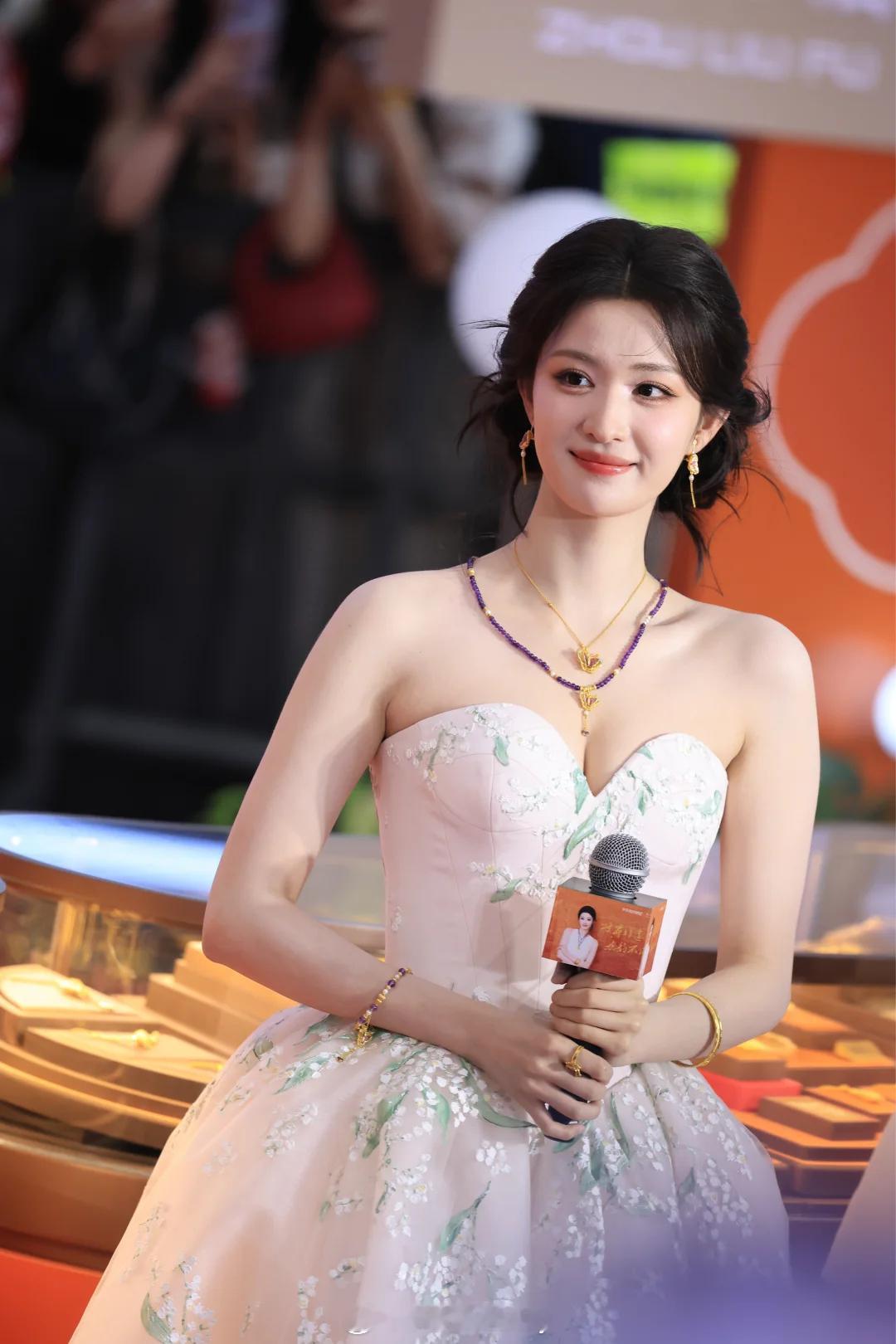 王楚然今日线下活动生图，甜甜嘟 